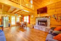 Cabin w/ Hot Tub + Fishing Pond in Del Rio! - Chambres d'hôtes Del Rio