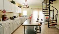 Two story home by Beach & Pier - Chambres d'hôtes Galveston
