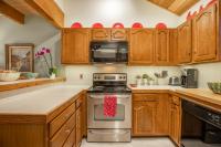 Townhouse Art Gallery in Mammoth's Best Location - B&B Mammoth Lakes