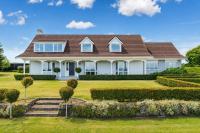 Boutique Estate Stay, Spa, Pool and Lake Views - B&B Taupo