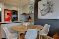 Designer Apartment Pool, Padel & Mountain Views - B&B George