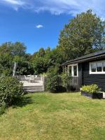 Modern Log Cabin with Fireplace, Forest and EV Parking - Ferienwohnung Hjärnarp