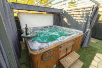 The Norwyn Hot Tub Retreat - Ferienwohnung Milton Keynes