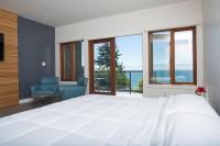 Oceanfront French Beach king bed studio firepit - B&B Shirley