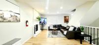 Cozy and Elegant 4BR Retreat, Entire House, King Bed, Airport, Ring Road, Games - Chambres d'hôtes Calgary