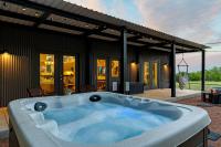 Container Haus, Hot Tub, Cowboy Pool, Pet Friendly! - Bed and Breakfast Fredericksburg