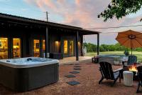 Container Haus, Hot Tub, Cowboy Pool, Pet Friendly! - Chambres d'hôtes Fredericksburg