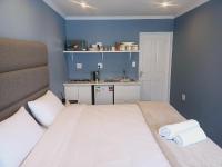 Lifeshed - King-size bed with kitchenette - B&B Johannesburg