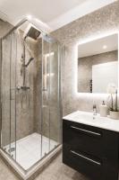 The Eden Suite - 1BR Chic Apt with Luxe Shower, Smart TV & Free Secure Parking in Central High Wycombe HP13, Sleeps 3 - Chambres d'hôtes High Wycombe
