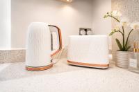 The Eden Suite - 1BR Chic Apt with Luxe Shower, Smart TV & Free Secure Parking in Central High Wycombe HP13, Sleeps 3 - Chambres d'hôtes High Wycombe