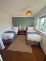 3-Bed House Basildon Parking Contractors - Bed and Breakfast Basildon