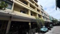 Brown H - B&B Pom Prap Sattru Phai