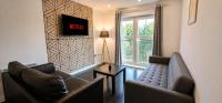 Central Bolton, 2 BR Flat, Sleeps 6, Free Parking - Ferienwohnung Bradshaw