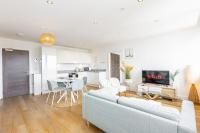 2 Bedroom Apartment 5 minutes from Old Trafford - Free Parking - Bed and Breakfast Manchester