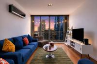 3BR Retro CBD Retreat - Pool, Views & Free Parking - Bed and Breakfast Melbourne