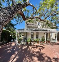 Charming Loft with Character & Mountain Views - B&B Città del Capo