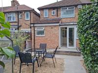 Charming 4 bedrooms 2 bathrooms house near Romford Station with parking - Chambres d'hôtes Romford