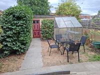 Charming 4 bedrooms 2 bathrooms house near Romford Station with parking - B&B Romford