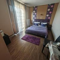 Habitación con cama extragrande y balcón