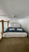 Beautiful mezzanine apartment sleeps four, five mins from Westfield - B&B London