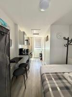 Modern Studio with Free Parking Near City Airport and ExCeL - Bed and Breakfast Londen
