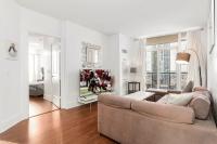 Luxurious 2BR 2BATH Condo Steps from Square One - Chambres d'hôtes Mississauga