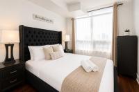 Luxurious 2BR 2BATH Condo Steps from Square One - Chambres d'hôtes Mississauga