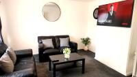 Sapphire Properties with Separate Private Luxury Ensuite Apartment Hamstead Road, Birmingham B43 5BD - Ferienwohnung Birmingham