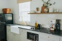 Luxury Cabin getaway with hot tub and stunning views - Bed and Breakfast Strasburg