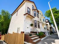 Hot Tub, Private Backyard & BBQ Near Airport - Chambres d'hôtes Boston