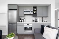Modern 3BR Condo Sleeps 8 with Floor-to-Ceiling Views - B&B Toronto