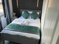 Gillingham Five bedroom house with garden and free parking - B&B Gillingham
