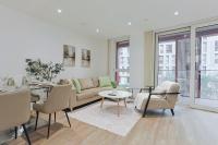 Luxury Riverside Apartment with Private Balcony - B&B London