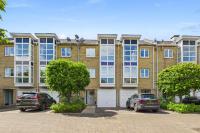 3 bed modern townhouse with self check in, sleeps 6, 35mins direct train to London Waterloo, zone 6 - Ferienwohnung Aveley