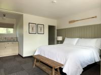 The Trail Inn - Kenora, ON - On Longbow Lake - B&B Kenora