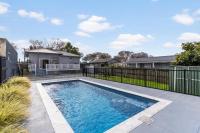 Poolside Pause - Auckland Holiday Home - B&B Auckland