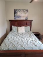 Redberry Retreat Peaceful Retreat with Hot Tub - B&B Indian Trail