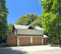 Villa Serena Tuscan Theme home with a HIDDEN lounge, fire pit, lawn games, creek - B&B Dahlonega
