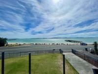Beach Front Resort! - Ferienwohnung Maraetai
