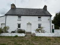 Ffynnonau - Newport, Pembrokeshire, set in a secluded spot at the foot of Carn Ingli - a beautifully curated, three-bedroom 1840 farmhouse - B&B Cilycwm