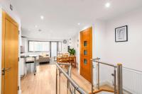 Modern Angel 2 Bedroom 2 Bathroom Duplex With Balcony Only 5-Min Walk to Angel Station Sleeps 5 - Bed and Breakfast Londen