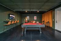Rooftop Hot Tub City Views Pac-Man Pool Table - Bed and Breakfast Nashville