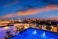 NEW Nash Eras - Rooftop Decks with Hot Tub - 15 Beds - Bed and Breakfast Nashville