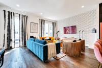 NEW Nash Eras - Rooftop Decks with Hot Tub - 15 Beds - Bed and Breakfast Nashville