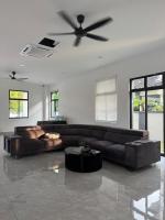 TWO AM POOL VILLA - Brand New Party Pool Villa Stays Up To 24 Pax - B&B Batu Pahat