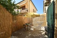 Bilocale BASSAMAREA - Centralissimo con clima e spazio esterno - B&B Marina di Campo