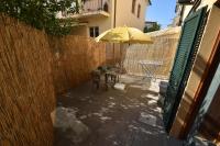 Bilocale BASSAMAREA - Centralissimo con clima e spazio esterno - B&B Marina di Campo