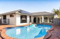 The Riverfront Retreat, 4BR house in Gold Coast - Chambres d'hôtes Gold Coast