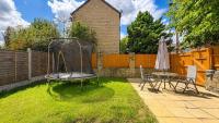Spacious 4BR Home , Sleeps up to 9 , Parking & WiFi - Bed and Breakfast Batley