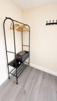 Spacious 4BR Home , Sleeps up to 9 , Parking & WiFi - Bed and Breakfast Batley